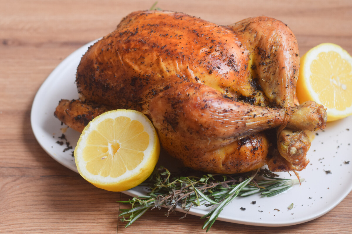 Pollo a l’ast dorado con patatas asadas y hierbas aromáticas