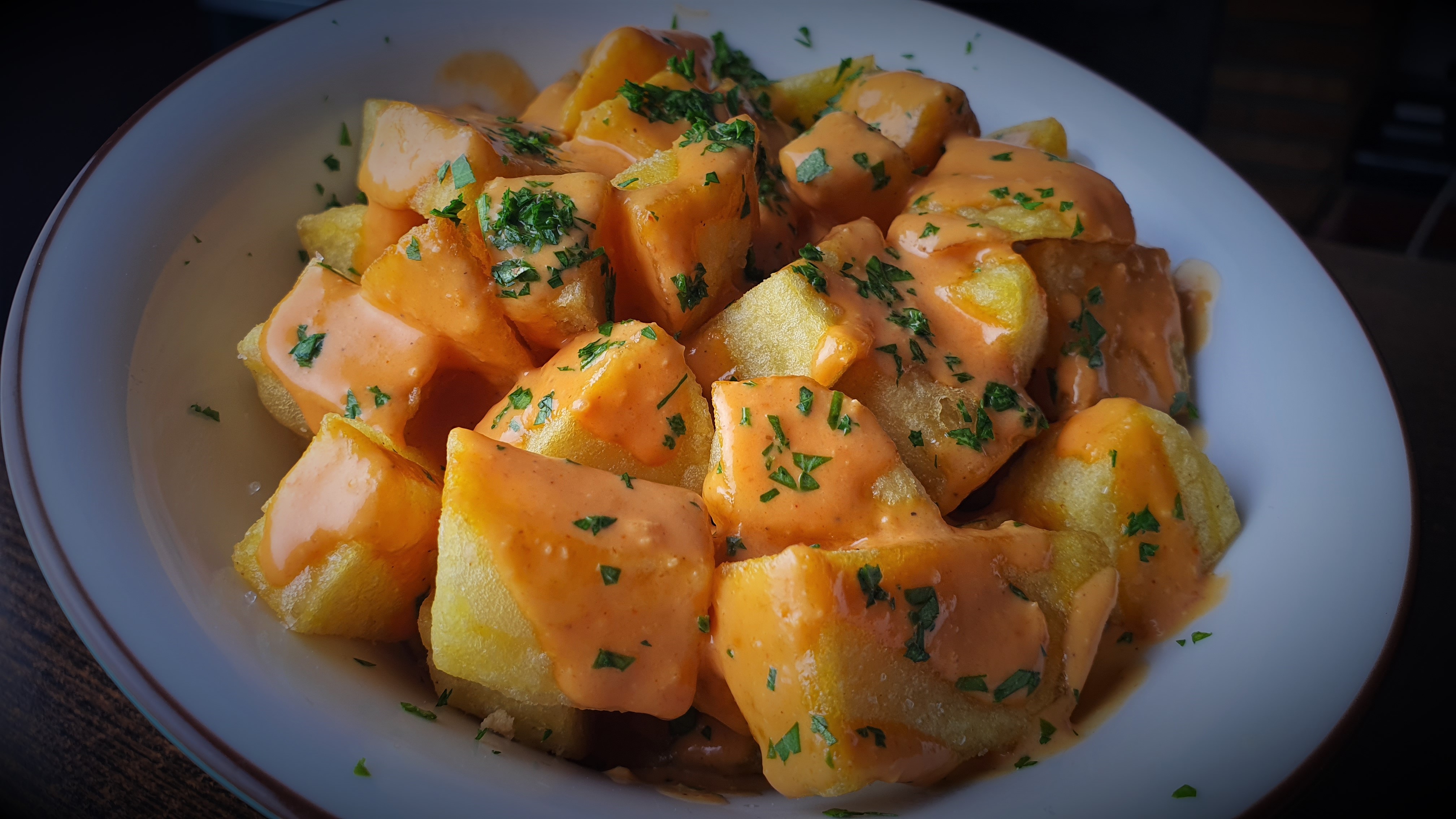 Patatas bravas con salsa y perejil