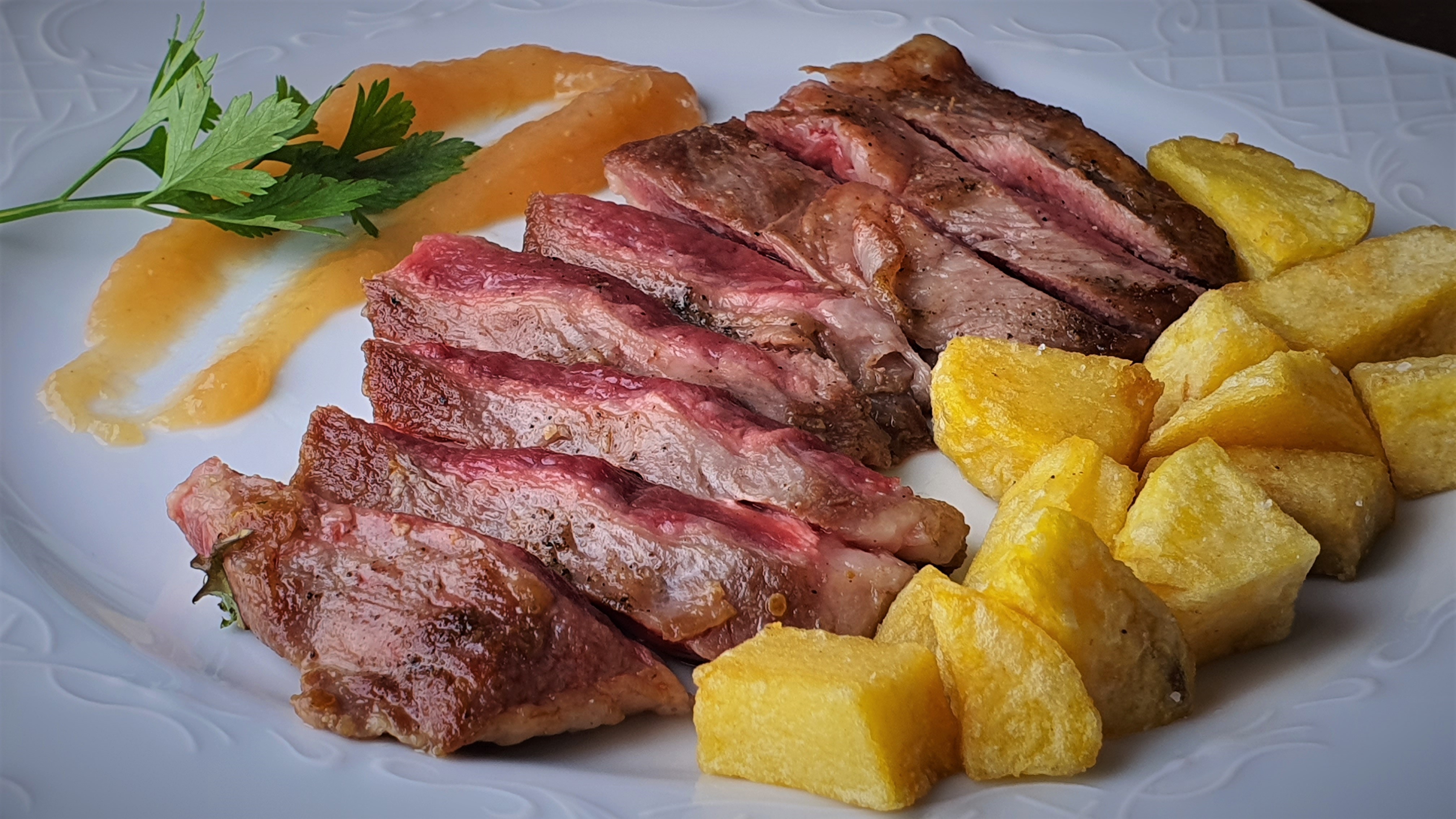 Carne a la plancha con patatas