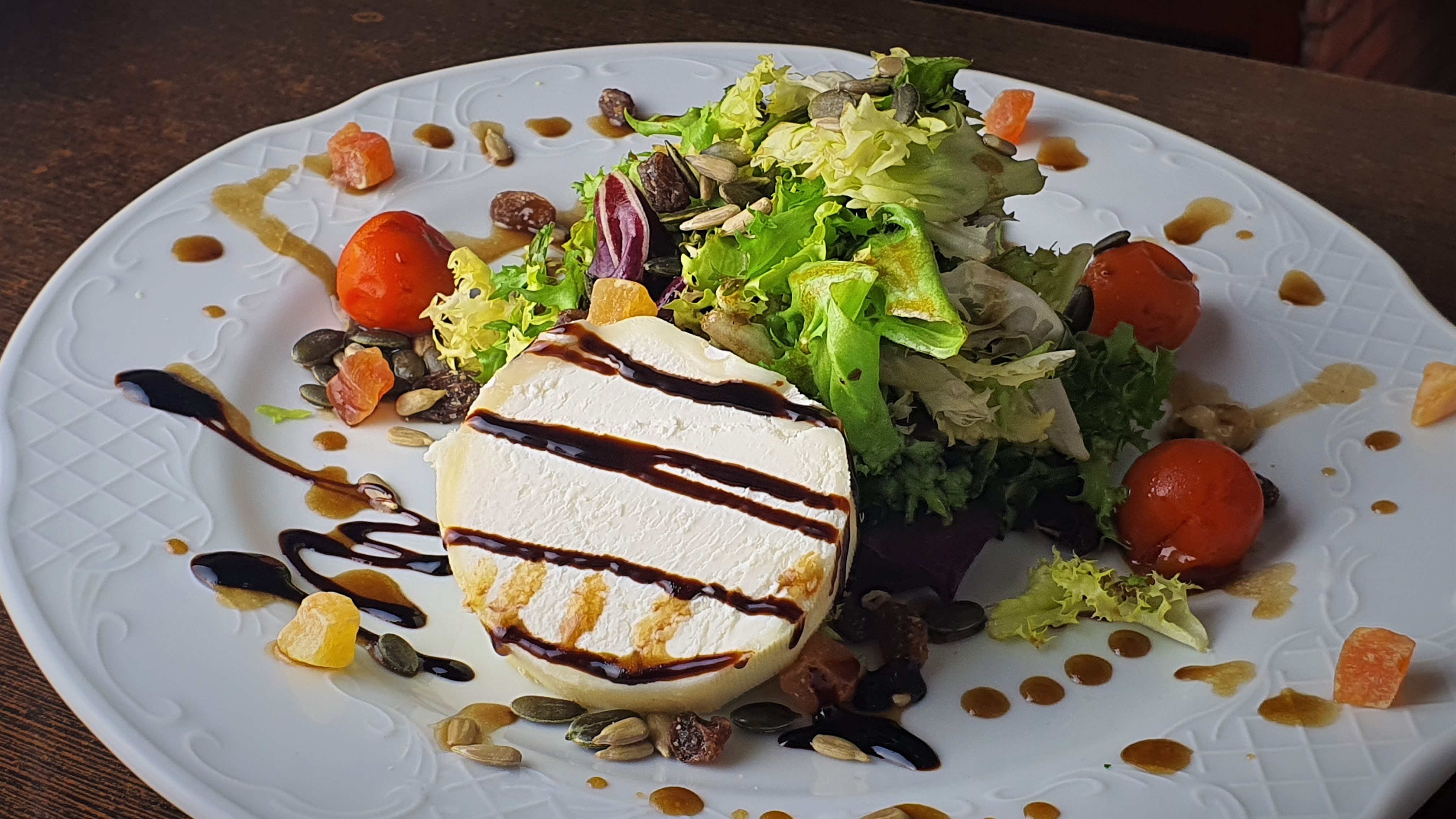 Ensalada fresca con queso y tomates