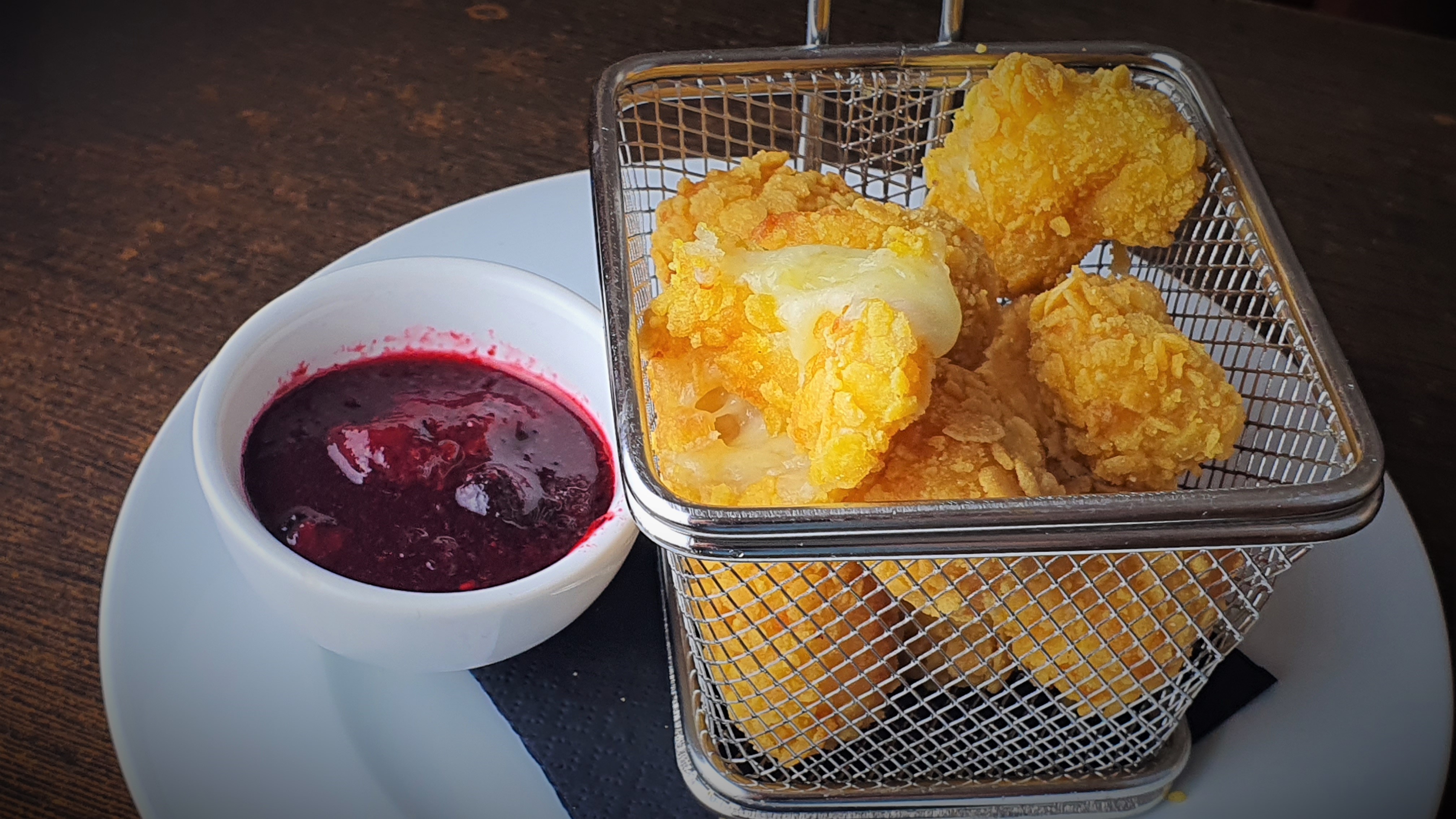 Queso rebozado con salsa