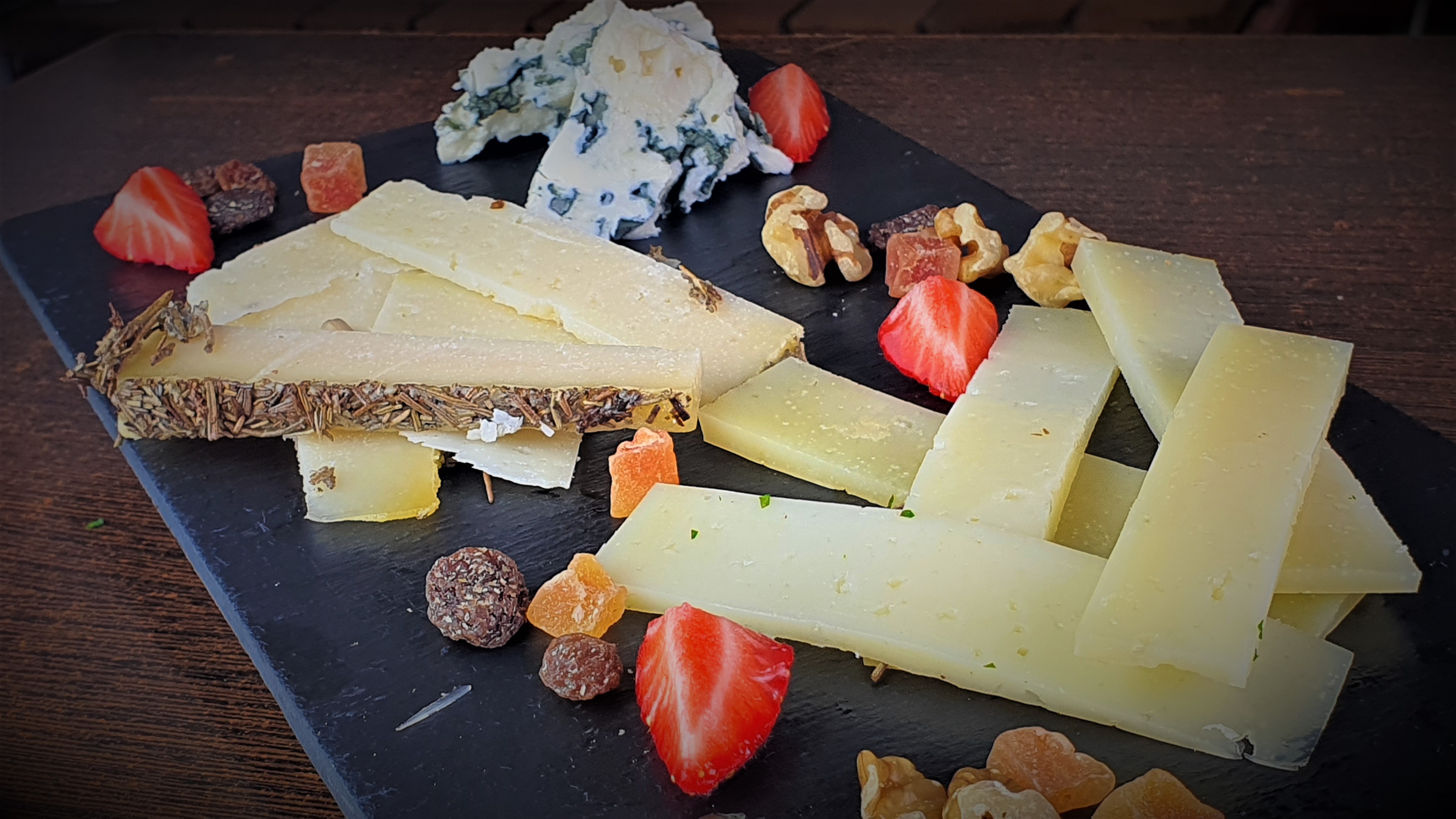 Tabla de quesos con fruta y frutos secos